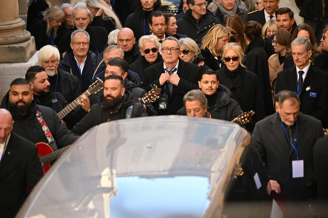 Muž Brižit Bardo iza njenog sina