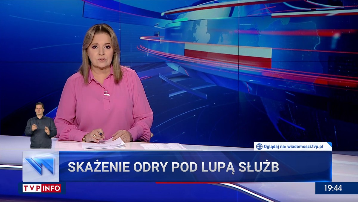 Czołowy program informacyjny TVP1 w środę nie zająknął się o katastrofie ekologicznej na Odrze. W czwartek temat pojawił się w "Wiadomościach" po blisko 15 minutach. W krótkiej wzmiance starano się podkreślić działania władz: wszczęte prokuratorskie śledztwo oraz zadeklarowaną pomoc wojska.