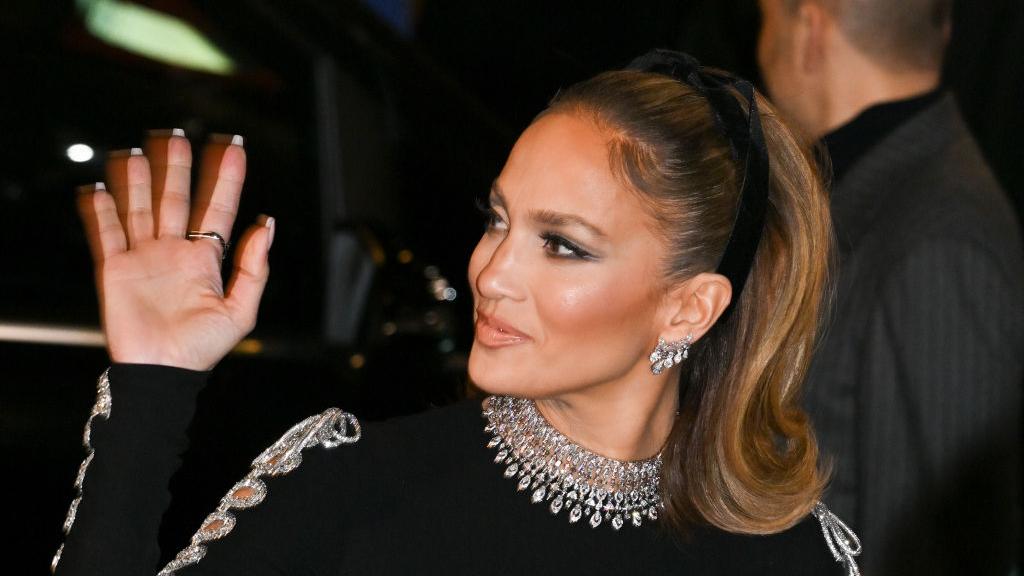 Jennifer Lopez bevállalta a világ legnagyobb dekoltázsát, de így is tündérként fest