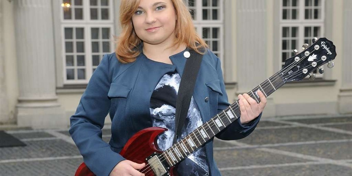 Córka Salety gra na gitarze w teledysku