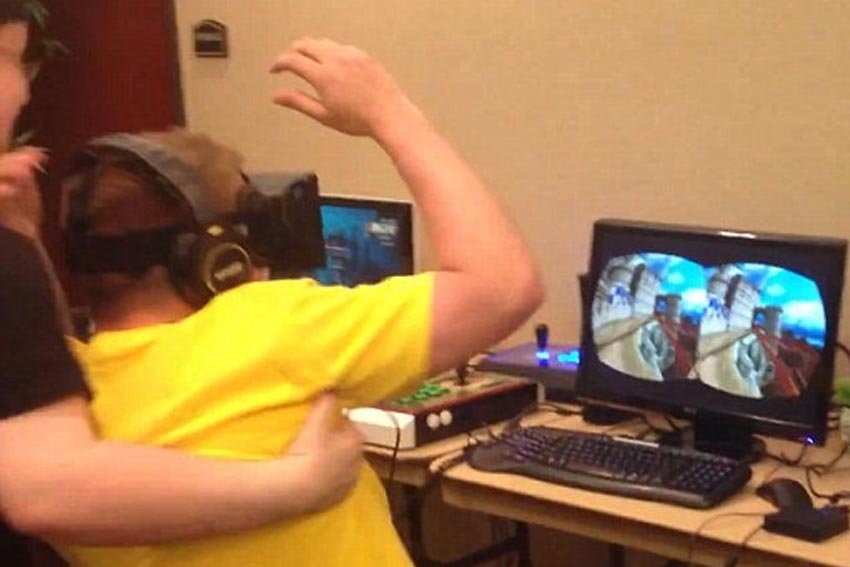 Dok kolica "ubrzavaju" mladić se zanosi unazad i užasnuto vrišti