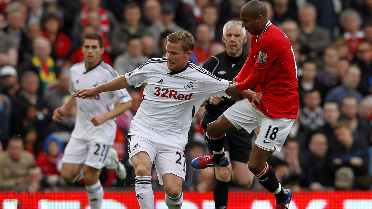 Manchester United pokonał Swansea City 2:0 (2:0) w meczu 37. kolejki angielskiej Premier League. Dzięki zwycięstwu, Czerwone Diabły odpowiedziały Manchesterowi City i wciąż mają szansę na obronienie mistrzostwa Anglii.