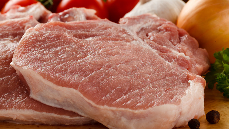 Jedzenie zbyt dużych ilości czerwonego mięsa może zwiększyć ryzyko zachorowania na chorobę Alzheimera – ostrzegają naukowcy z University of California w Los Angeles. Dlaczego czerwone mięso może być tak niebezpieczne dla mózgu?