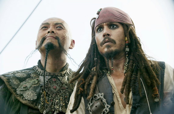 Chow Yun-fat i Johnny Depp w filmie "Piraci z Karaibów: Na krańcu świata"