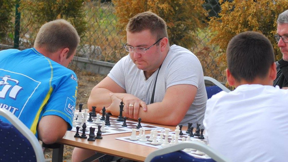 Paweł Dziubiński przy partii szachowej