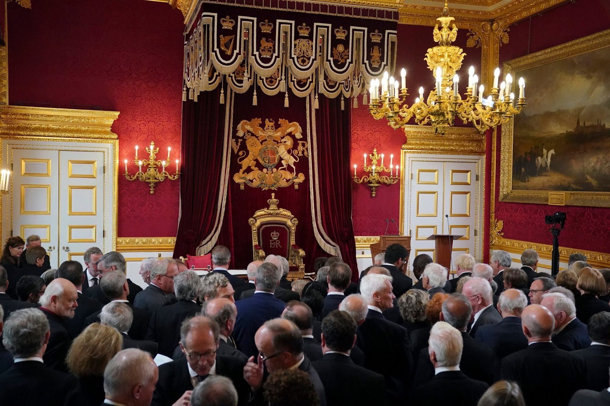 Karol III. sa dnes oficiálne stal kráľom.