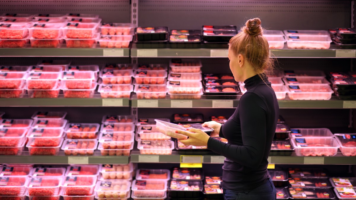 Wartościowa dieta, bogata w jakościowe składniki, to podstawa naszego zdrowia i dobrego samopoczucia. Ponadto dobry produkt to także gwarancja wyśmienitego smaku. Podpowiadamy, na co zwracać uwagę, wybierając w sklepie kurczaka — żeby jego mięso było soczyste, miękkie i aromatyczne, a do tego najlepiej służyło naszemu organizmowi.