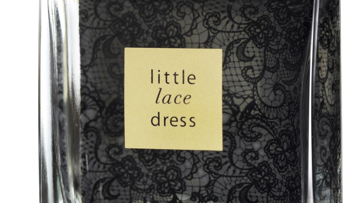 Avon Little Lace Dress - kobiecy, elegancki, ponadczasowy zapach. Nowa  woda perfumowana AVON Little Black Dress, została skomponowana dla kobiet tajemniczych i pewnych siebie, do których pasują aromaty orientalno-kwiatowe. AVON Little Lace Dress to silnie kobieca kompozycja. Kunsztowna, jak ręcznie pleciona koronka, która jest symbolem klasyki, seksapilu i zmysłowości. Ten wiecznie modny zapach dodaje kobiecie ponętności i magii.