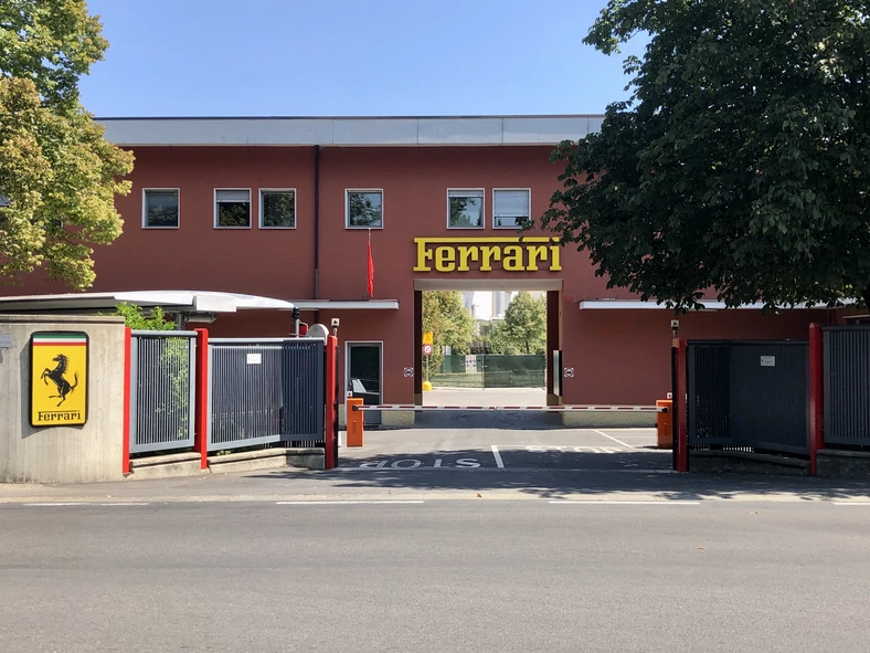 Historyczna brama do fabryki Ferrari w Maranello