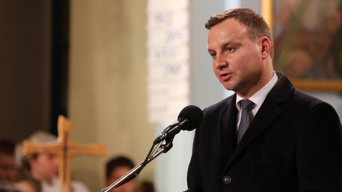 Prezydent RP Andrzej Duda złożył w niedzielę kwiaty na sarkofagu Lecha i Marii Kaczyńskich w krypcie Katedry Wawelskiej. - Wizyta prezydenta w Krakowie ma charakter prywatny – powiedział podsekretarz stanu w Kancelarii Prezydenta Wojciech Kolarski.