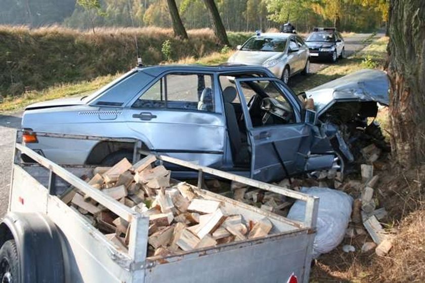 Mercedes rozbił się na drzewie. Awaria auta?