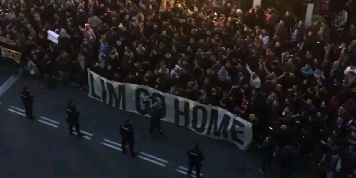 "Oszust!". Kibice protestowali pod stadionem