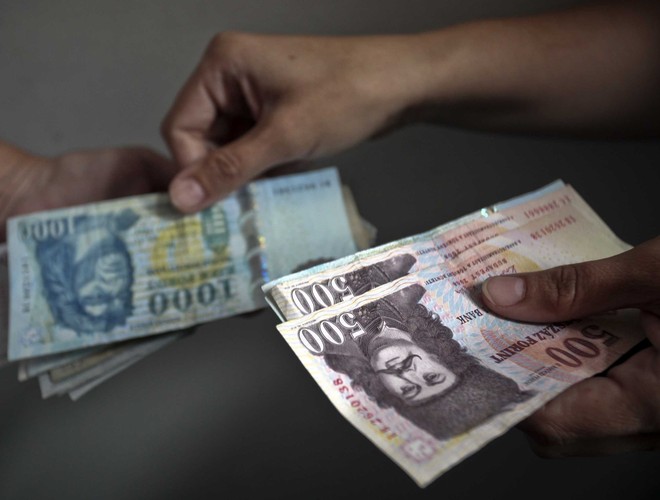 Na Węgrzech już od 2010 roku obowiązuje podatek od banków. Był to jeden z pierwszych krajów w Europie, który zdecydował się obciążyć taką daniną banki działające w kraju. Podobne rozwiązanie (podatek bankowy w wysokości 0,39 proc. aktywów) ma od lutego obowiązywać też w Polsce. Stawka węgierskiego podatku bankowego jest zmienna w zależności od sumy aktywów instytucji finansowych (aktywa o wartości powyżej 50 mld forintow – 0,53 proc., mniejsze aktywa – 0,15 proc.). Oprócz tego, na Węgrzech obowiązuje też podatek od transakcji finansowych. Skutki wprowadzenia podatku bankowego na Węgrzech okazały się jednak zgubne dla sektora bankowego. W ostatnich latach wartość udzielanych kredytów zmniejszyła się tu aż o jedną trzecią, mocno stopniały też aktywa banków, a cały sektor w latach 2011-12 stracił rentowność. W 2012 roku rząd zaoferował ulgi bankom, które umożliwiały swoim klientom indywidualnym restrukturyzację kredytów. Niedawno ogłosił, że zmniejsza stawkę opodatkowania instytucji finansowych do 0,31 proc. w 2016 roku i zapowiedział, że będzie ją nadal obniżał w kolejnych latach.
Jak wynika z danych Węgierskiego Związku Banków, w ciągu ostatnich 5 lat instytucje finansowe zapłaciły do budżetu w sumie ponad 8,5 mld dol.  podatków. <br><br>


<a href=' http://forsal.pl/artykuly/895541,podatek-od-bankow-w-pigulce-jakie-stawki-obowiazuja-w-europie.html
' style='color: blue'> Podatek od banków w pigułce. Zobacz, jakie stawki obowiązują w Europie? </a>