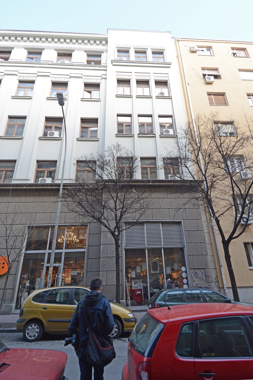 Devojčica je skočila sa trećeg sprata škole