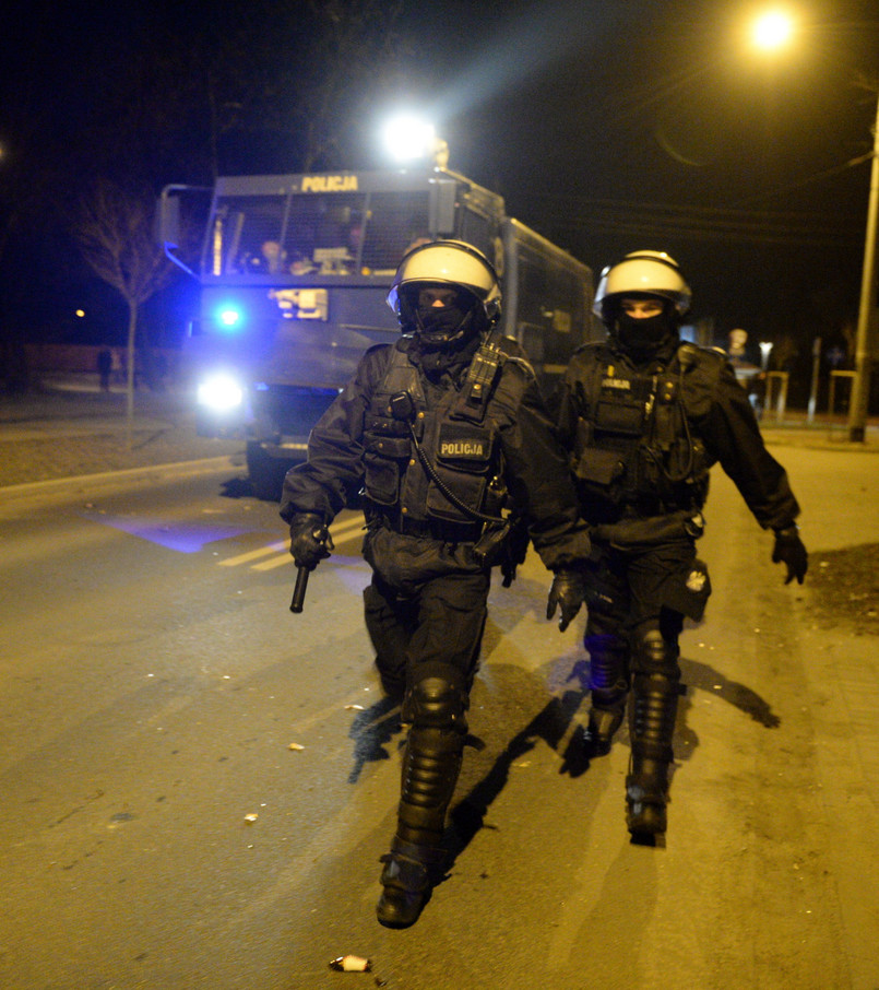 Policja zbiera materiał dowodowy i po jego analizie podejmie decyzję, kiedy przesłucha zatrzymanych. Rzecznik stołecznej komendy Mariusz Mrozek powiedział, że najprawdopodobniej usłyszą oni zarzuty udziału w zbiegowisku o charakterze chuligańskim, a możliwe, iż także naruszenia nietykalności policjantów i uszkodzenia mienia. Dodał, że większość zatrzymanych była pod wpływem alkoholu i będą mogli zostać przesłuchani dopiero wówczas, gdy wytrzeźwieją. Butelką w twarz został trafiony jeden z policjantów. Przewieziono go do szpitala, gdzie chirurdzy założyli mu szwy. Funkcjonariusze późnym wieczorem penetrowali osiedla i okolice domów jednorodzinnych w Legionowie. Protest - drugi dzień z rzędu - odbywał się w związku ze śmiercią przed tygodniem 19-latka w tym mieście. Policja twierdzi, że tuż przed interwencją policji chłopak połknął woreczek z marihuaną. Protestujący zarzucają funkcjonariuszom, że to oni doprowadzili do śmierci nastolatka. W niedzielę zatrzymano 8 osób. Dziś przed siedzibą prokuratury w Legionowie ma się odbyć kolejna demonstracja. Tamtejsza policja zapowiada, że na miejsce protestu wyśle funkcjonariuszy, którzy będą interweniować, jeśli zostanie naruszone prawo.