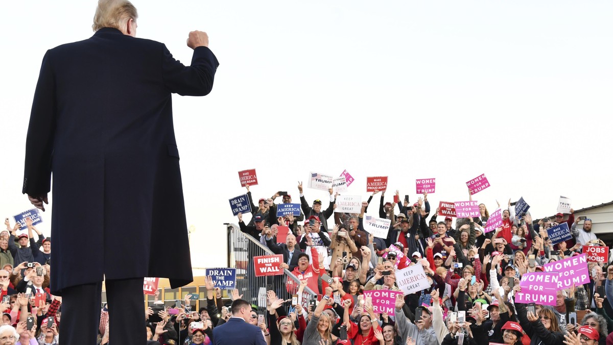 President Donald Trump addresses rally in Illinois, less than two weeks before midterm polls