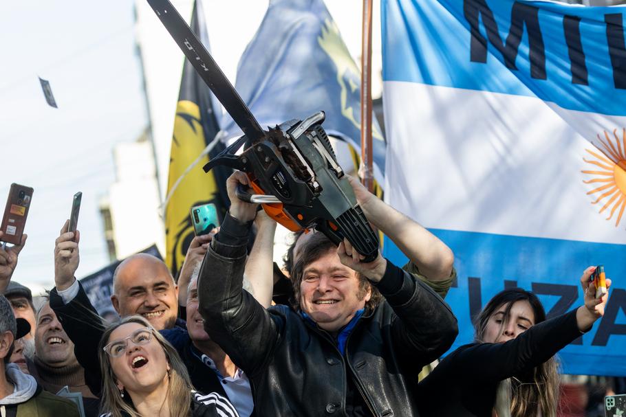 Javier Milei, nowy prezydent Argentyny znany jest ze swojej niesfornej czupryny, czterech olbrzymich psów rasy mastif i wymachiwania piłą łańcuhcową