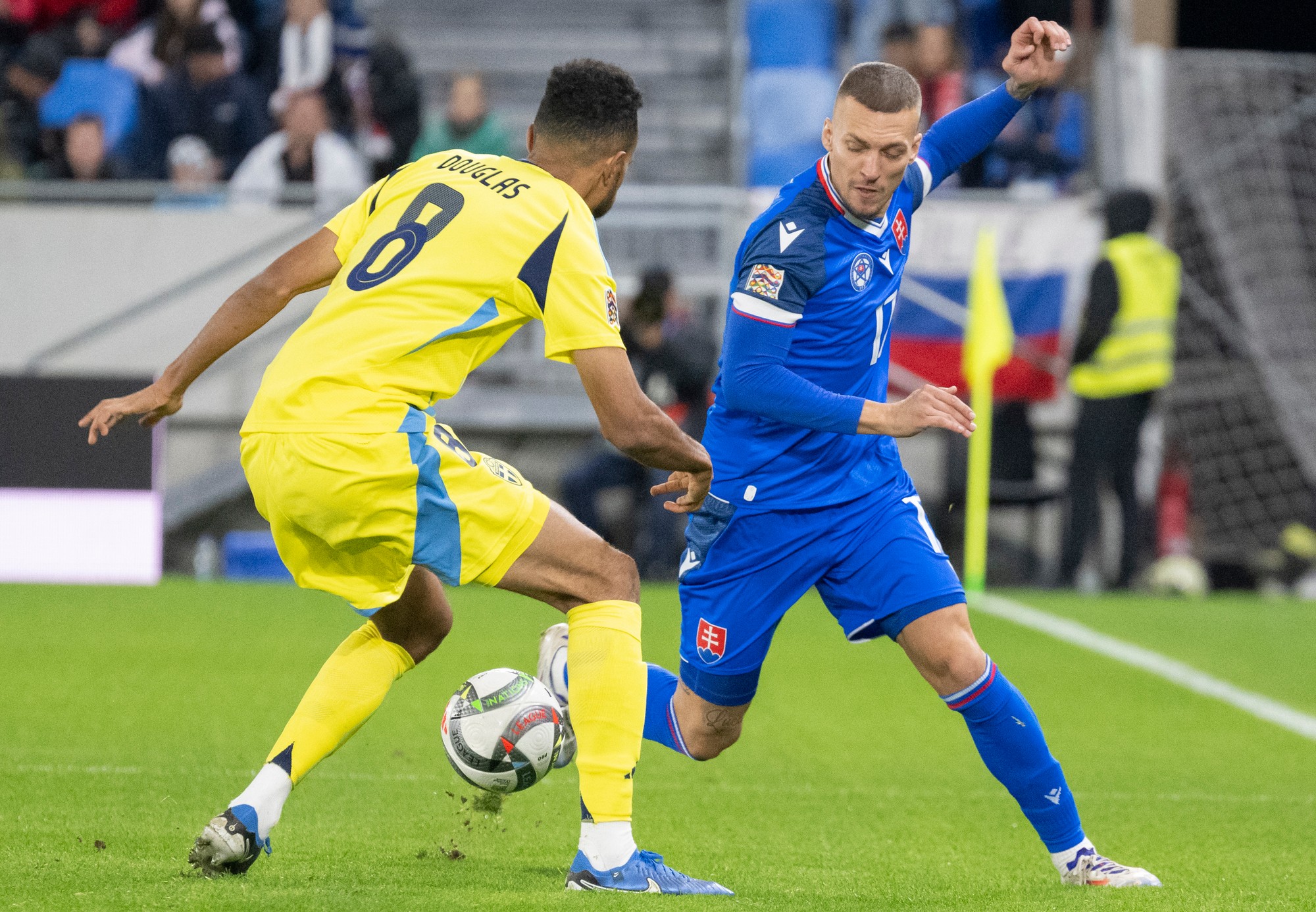 Lukáš Haraslín (Slovensko) a vľavo Alex Douglas (Švédsko).
