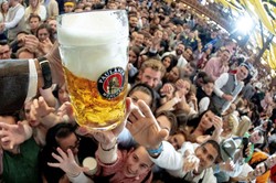 Oktoberfest wrócił po pandemii. "Tłumy rzuciły się w stronę namiotów piwnych"