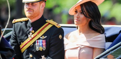 Meghan ubiera się niezgodnie z protokołem