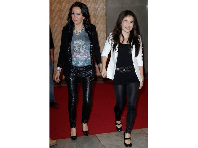 Obcisłe czarne spodnie, top i marynarka, a do tego długie i rozpuszczone, czarne włosy. Kasia Kowalska i jej córka zaprezentowały bardzo podobne stylizacje…