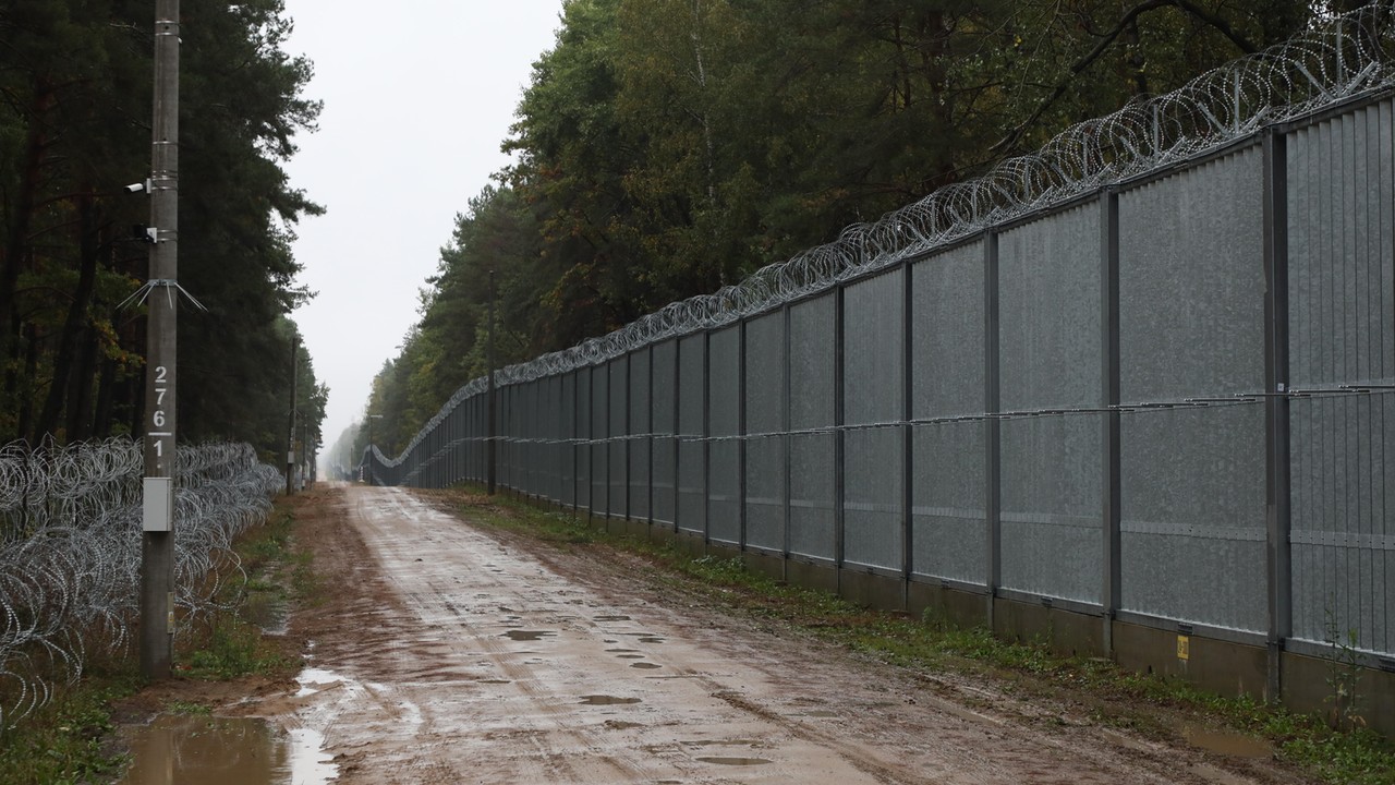 Incydent na granicy. Żołnierz otworzył ogień, a później bił kolbą migranta. Armia: został zaatakowany