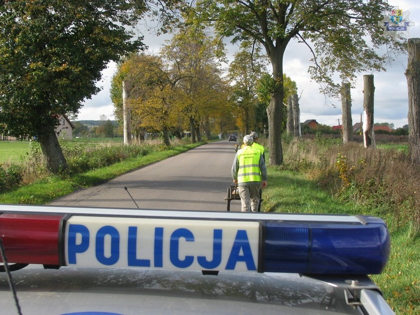 Policjanci z Lęborka rozdawali pieszym i rowerzystom kamizelki odblaskowe