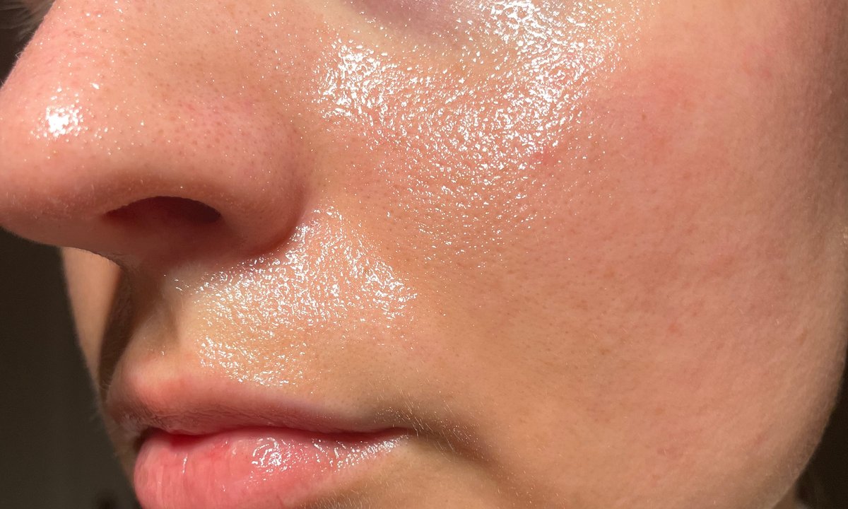 Krem CC za 30 zł to podkład i krem z SPF w jednym. Lekkie krycie i wysoka ochrona. Do tego walczy z trądzikiem dorosłych