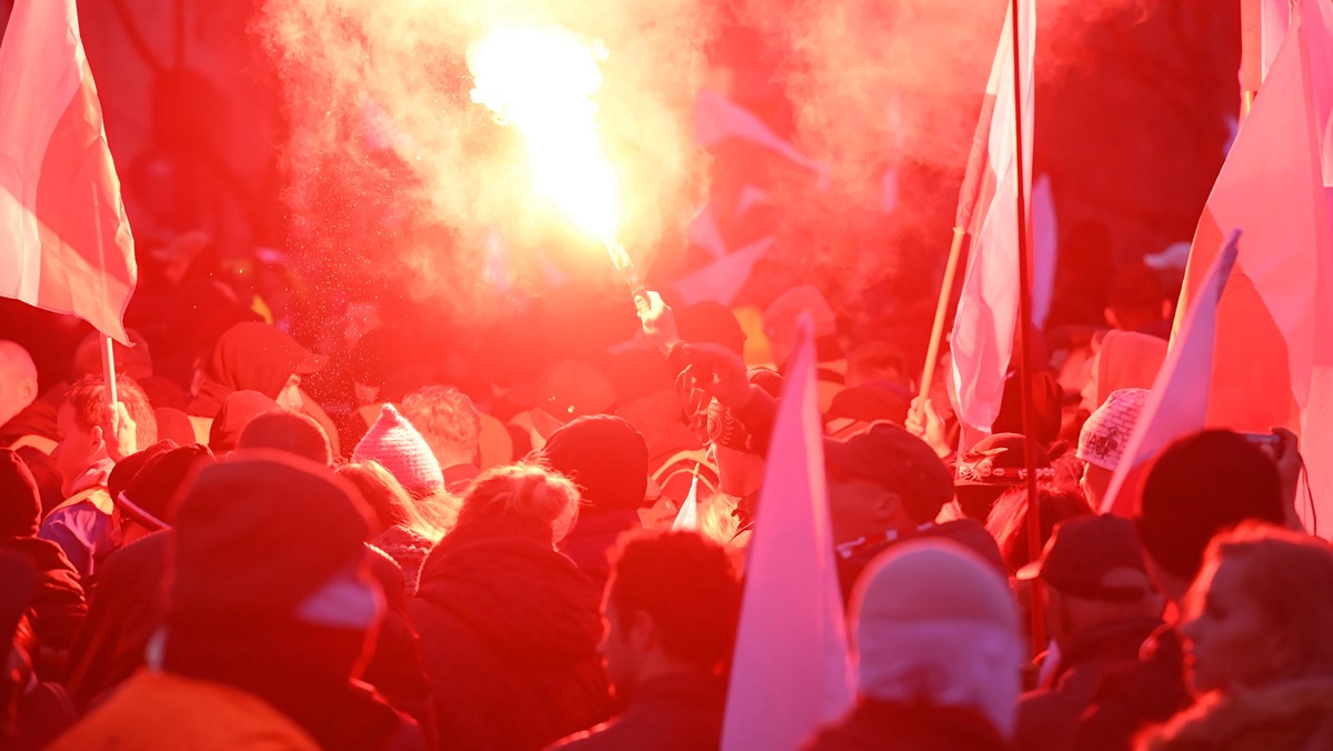 Spalili flagę UE na marszu w Warszawie. Nagroda za wskazanie sprawców 