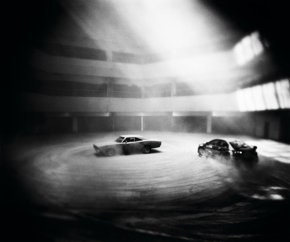 I nagroda w kategorii SPORT fotoreportaże Tomasz Gudzowaty, Fundacja Yours Gallery. <br /><br />Meksyk. Nieformalna grupa miłośników motoryzacji z Mexico City składa się z przedstawicieli różnych zawodów.