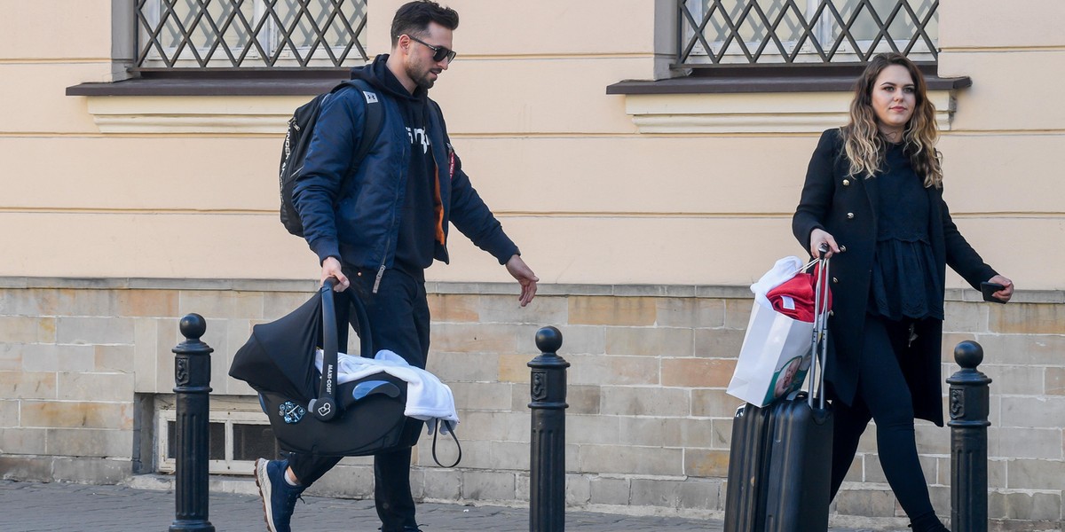 Rafał Maślak odebrał żonę i dziecko ze szpitala