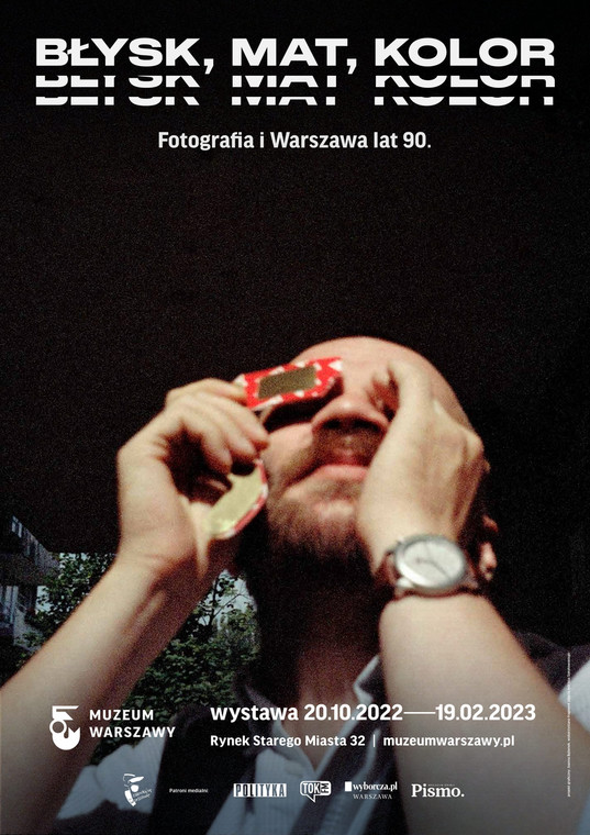 "Błysk, mat, kolor. Fotografia i Warszawa lat 90." - plakat