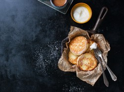 Puszyste placki twarogowe jak świąteczny sernik. Poznaj ten prosty trik [PRZEPIS]