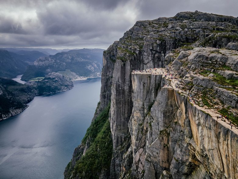 Preikestolen jest półką skalną zawieszoną na klifie 604 m nad fiordem Lysefjorden. Na parkingu położonym u wejścia na szczyt zainstalowano 20 ładowarek wallbox Typ 2. 