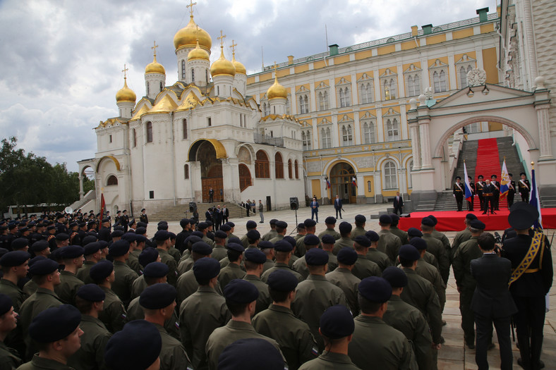 Rosyjscy oficerowie zebrani na Placu Katedralnym, aby wysłuchać przemówienia Władimira Putina, 27 czerwca 2023 r.