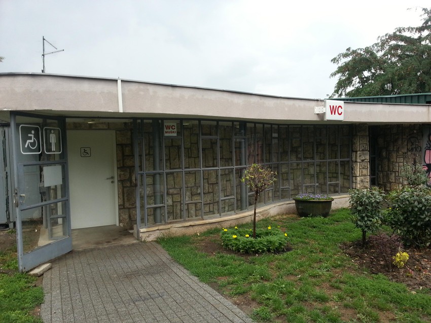 Tasmajdan javni toalet