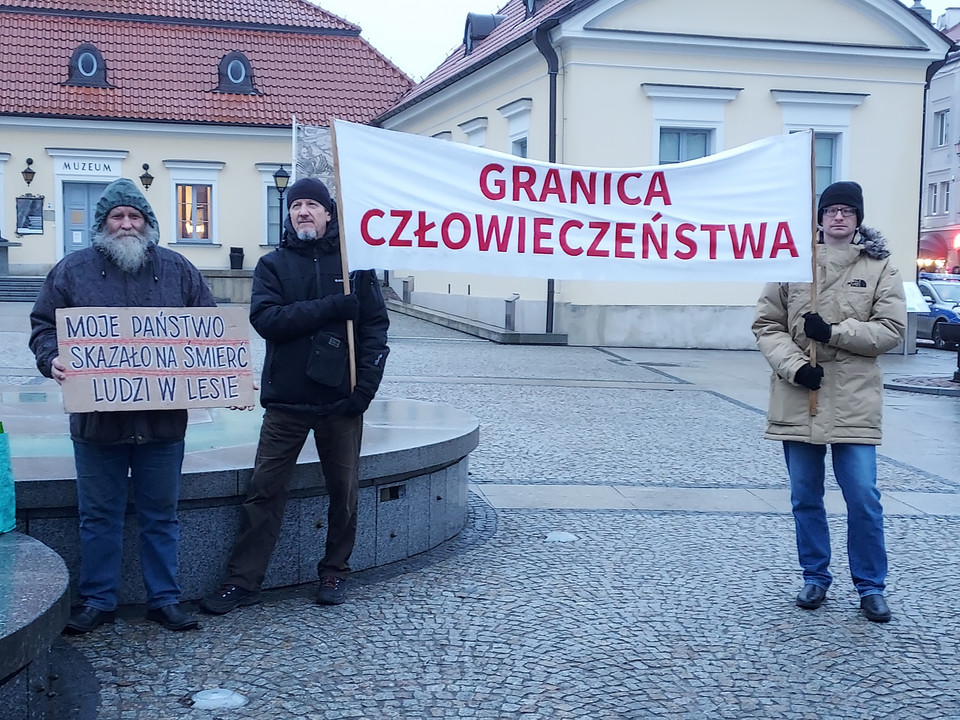 W Białymstoku kilkadziesiąt osób solidaryzowało się z uchodźcami na polsko-białoruskiej granicy, 2.01.2022