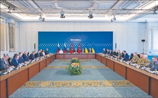 Bez uścisków dłoni! Czym zakończyły się rosyjsko-ukraińskie negocjacje w Stambule?