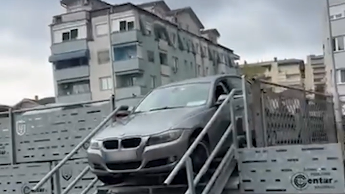 Automobil "parkiran" na stepeništu u Kruševcu: Vozač pokušao da prođe, ali ostao zaglavljen