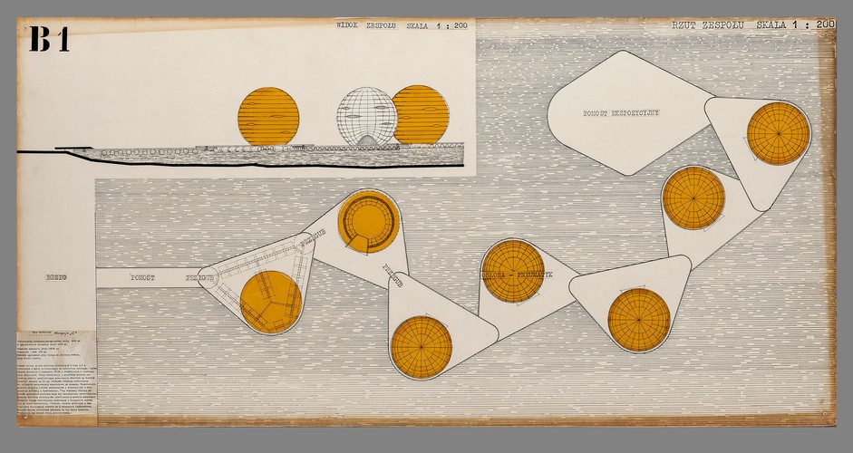 Hubert Koleśnik, Włodzimierz Karczmarczyk, Jerzy Łoziński, Krzysztof Moldzyński, Janusz Stępkowski, Igor Sawośko Projekt filii Muzeum Narodowego na Zalewie Zegrzyńskim, wersja B, 1971 kolaż, druk, tusz, papier na sklejce, 50 × 100 cm,  Muzeum Narodowe w Warszawie