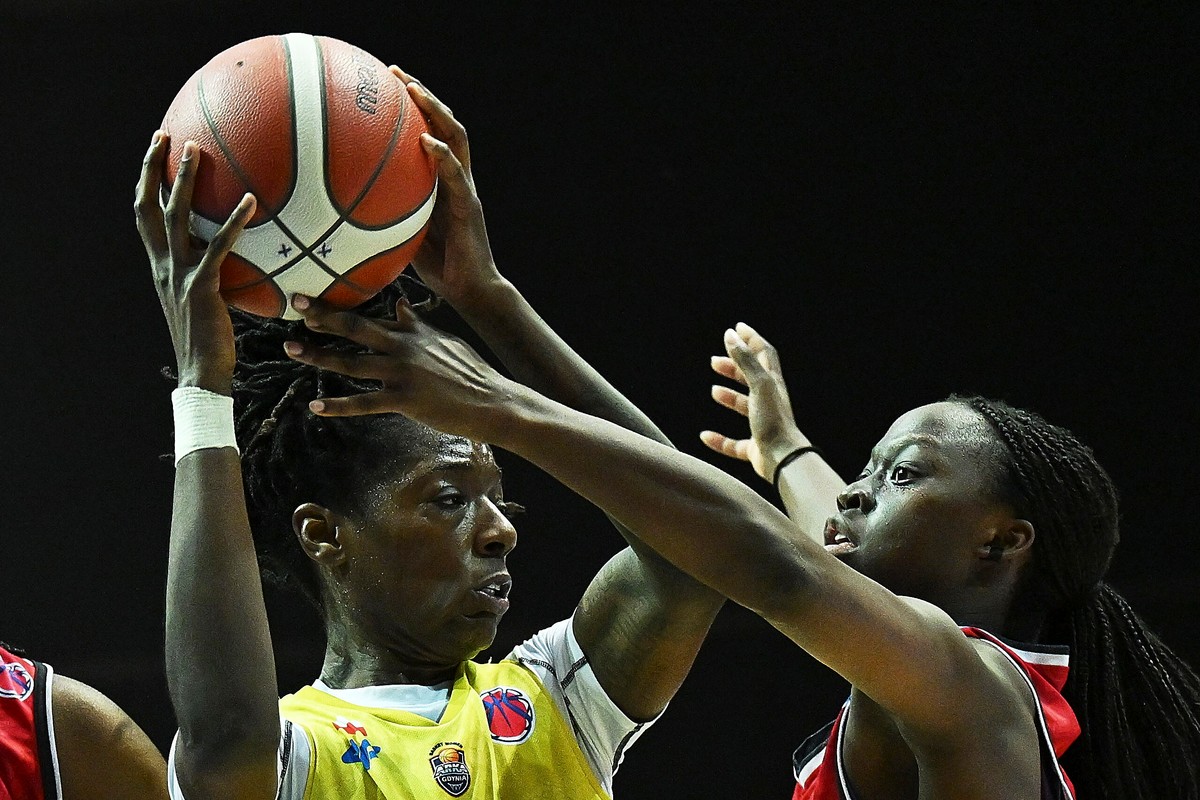 Zawodniczka VBW Arki Gdynia Rennia Davis (L) i Vaciana Gomis (R) z Roche Vendee Basket podczas meczu grupy L Pucharu Europy koszykarek