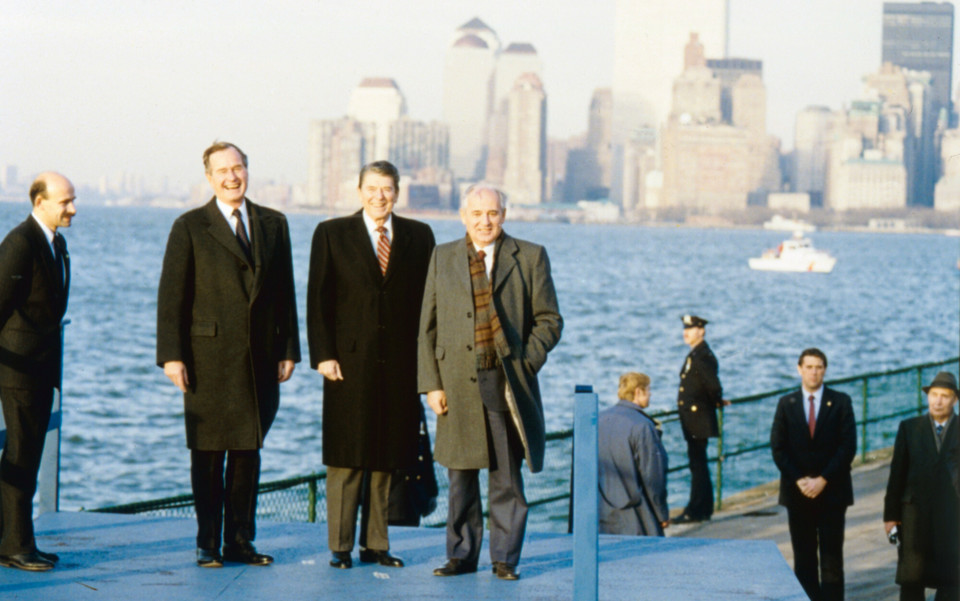 Wizyta Gorbaczowa w Nowym Jorku, 7 grudnia 1988 r. Na zdjęciu również wiceprezydent George H.W. Bush i prezydent Ronald Reagan.