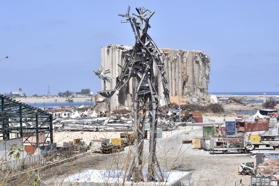 "The Gesture". Rzeźba Nadima Karama upamiętniająca pierwszą rocznicę eksplozji w Bejrucie