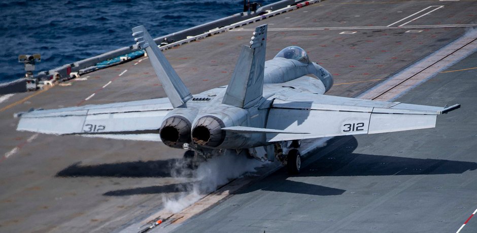 F/A-18E Super Hornet z dywizjonu VFA-312 na pokładzie lotniskowca USS Harry S. Truman (CVN 75).