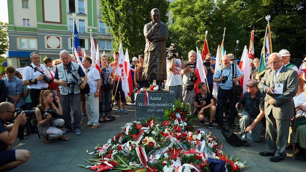 Pomnik legendarnej działaczki "Solidarności" Anny Walentynowicz odsłonięto w sobotę w Gdańsku. Należała do najodważniejszych działaczy opozycji demokratycznej, których najzacieklej zwalczał komunistyczny aparat bezpieczeństwa - napisał w liście z tej okazji prezydent Andrzej Duda.