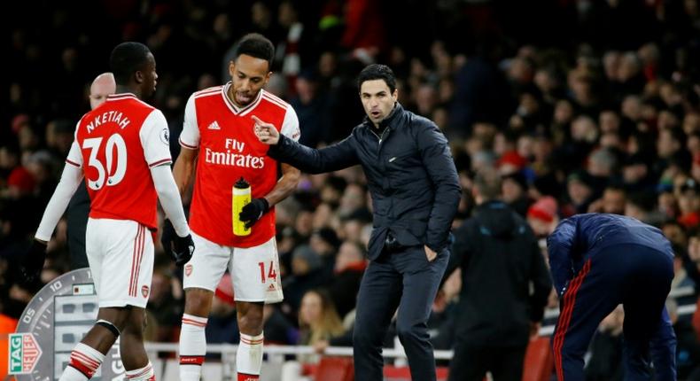 Pierre-Emerick Aubameyang (C) listens to Arsenal manager Mikel Arteta during the victory over Everton