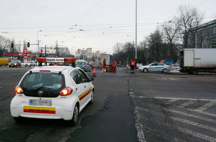 spawają tory na skrzyżowaniu