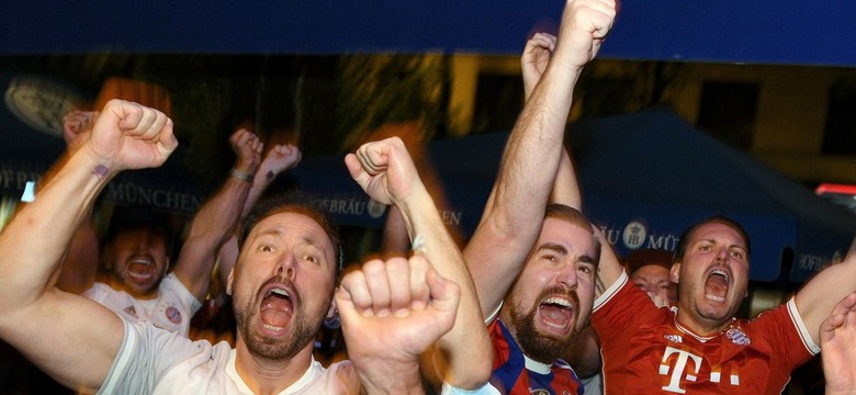 Tańce na stołach i zabawa do białego rana. Oto, jak świętowali kibice Bayernu [WIDEO]