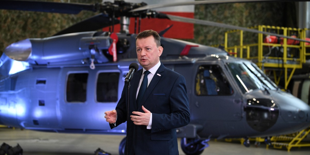 Minister obrony narodowej Mariusz Błaszczak podpisał umowę z Polskimi Zakładami Lotniczymi w Mielcu (Podkarpacie), na dostawę czterech śmigłowców Black Hawk dla wojsk specjalnych