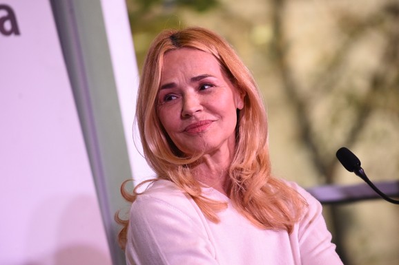 Slavlje u domu Bašalevića DAN NAKON ŠTO JE ALEKSA DOBIO SINA Snajka se obratila Oliveri, ona PODELILA PORUKU: "Moja Nikolina, volim te"